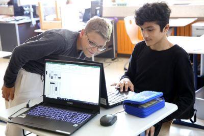Zwei Schüler mit Computer | Janusz Korczak Förderschule Welzheim